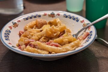 A bowl of Älplermagronen, alpine mac and cheese with potatoes